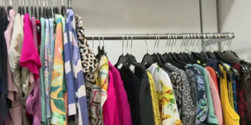 Για οικονομικούς λόγους οι καταναλωτές κάνουν “στροφή” στα ρούχα – Από πού αγοράζουν