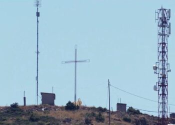 Καστοριά: Τοποθετήθηκε και πάλι ο φωτιζόμενος σταυρός στο Μαύρο Βουνό