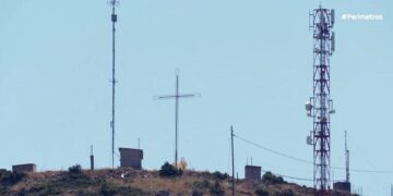 Καστοριά: Τοποθετήθηκε και πάλι ο φωτιζόμενος σταυρός στο Μαύρο Βουνό