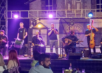 Οι “Στρατάκηδες” μάγεψαν το κοινό στην Πτολεμαΐδα – Μια βραδιά γεμάτη Κρήτη (Φωτογραφίες & Βίντεο)