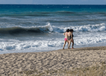 Καιρός: Με ζέστη και μελτέμια μέχρι και την Κυριακή – Πού αναμένονται βροχές