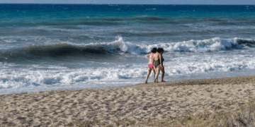 Καιρός: Με ζέστη και μελτέμια μέχρι και την Κυριακή – Πού αναμένονται βροχές