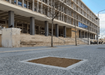 Σοκ στη Θεσσαλονίκη: 58χρονη έριξε καυστικό υγρό στο πρόσωπο του 36χρονου συντρόφου της