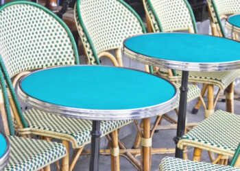 Ανεξέλεγκτα τραπεζάκια αποκλείουν γονείς, ΑμεΑ και ηλικιωμένους από τα πεζοδρόμια