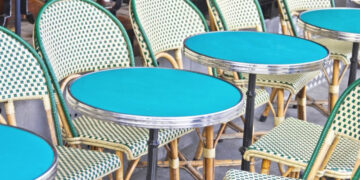 Ανεξέλεγκτα τραπεζάκια αποκλείουν γονείς, ΑμεΑ και ηλικιωμένους από τα πεζοδρόμια