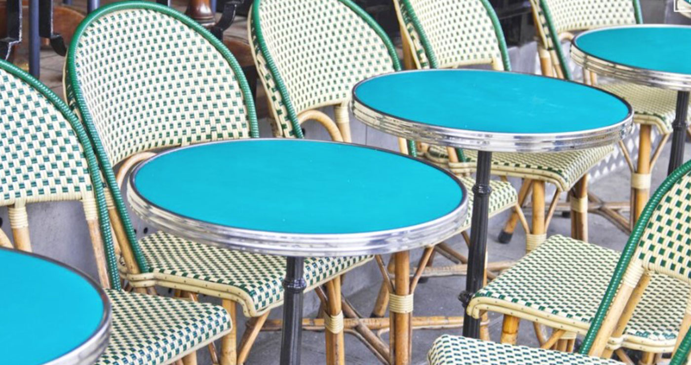 Ανεξέλεγκτα τραπεζάκια αποκλείουν γονείς, ΑμεΑ και ηλικιωμένους από τα πεζοδρόμια