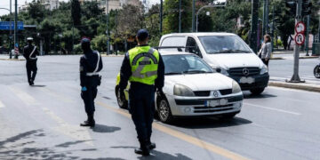 Νέος ΚΟΚ: Ποια είναι τα πρόστιμα και οι ποινές για κόκκινο, κινητό, stop, αλκοόλ, κράνος, ταχύτητα -Αναλυτικά παραδείγματα