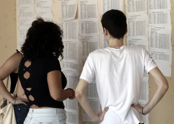 Βάσεις 2025: Πέφτουν Ανθρωπιστικές Σχολές και Ιατρική, τι ισχύει για το 2ο και 4ο πεδίο