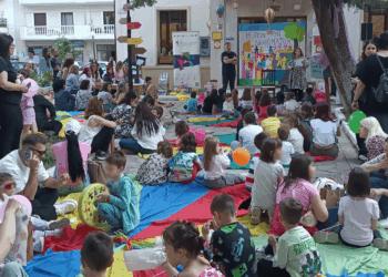 Γέμισε παιδικά γέλια η αυλή της Δημοτικής Βιβλιοθήκης Πτολεμαΐδας στη “Γιορτή για τα Δικαιώματα του Παιδιού” (Φωτογραφίες)