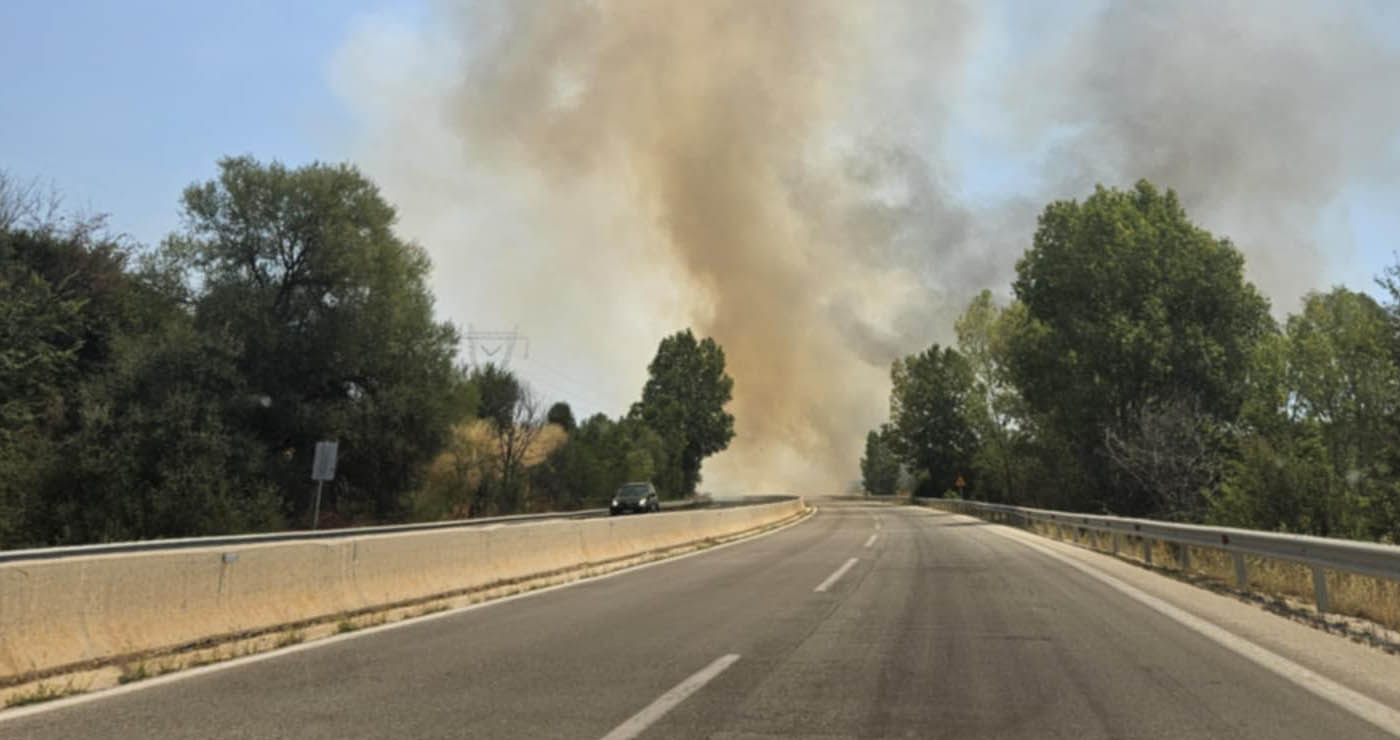 ΣΥΜΒΑΙΝΕΙ ΤΩΡΑ: Φωτιά στο δρόμο Πτολεμαΐδας-Κοζάνης – Πολλές εστίες, ειδοποιήθηκε η Πυροσβεστική