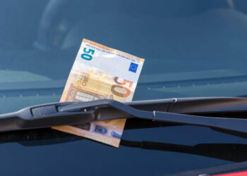 Άγνωστοι αφήνουν 50 ευρώ στο παρμπρίζ του αυτοκινήτου -Γιατί δεν πρέπει να τα αγγίξεις