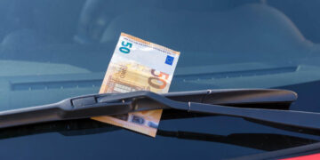 Άγνωστοι αφήνουν 50 ευρώ στο παρμπρίζ του αυτοκινήτου -Γιατί δεν πρέπει να τα αγγίξεις