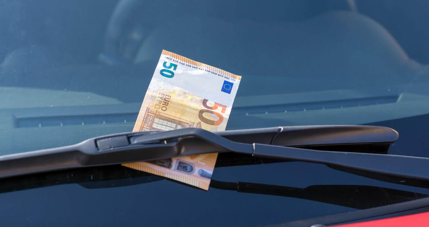 Άγνωστοι αφήνουν 50 ευρώ στο παρμπρίζ του αυτοκινήτου -Γιατί δεν πρέπει να τα αγγίξεις