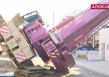 Γερανός έπεσε πάνω σε σπίτι στο Περιστέρι (Βίντεο)