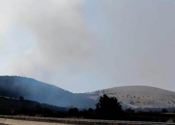 Μαίνεται η φωτιά λίγο έξω από την Πτολεμαΐδα μεταξύ Ποντοκώμης και Ασβεστόπετρας
