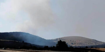 Μαίνεται η φωτιά λίγο έξω από την Πτολεμαΐδα μεταξύ Ποντοκώμης και Ασβεστόπετρας