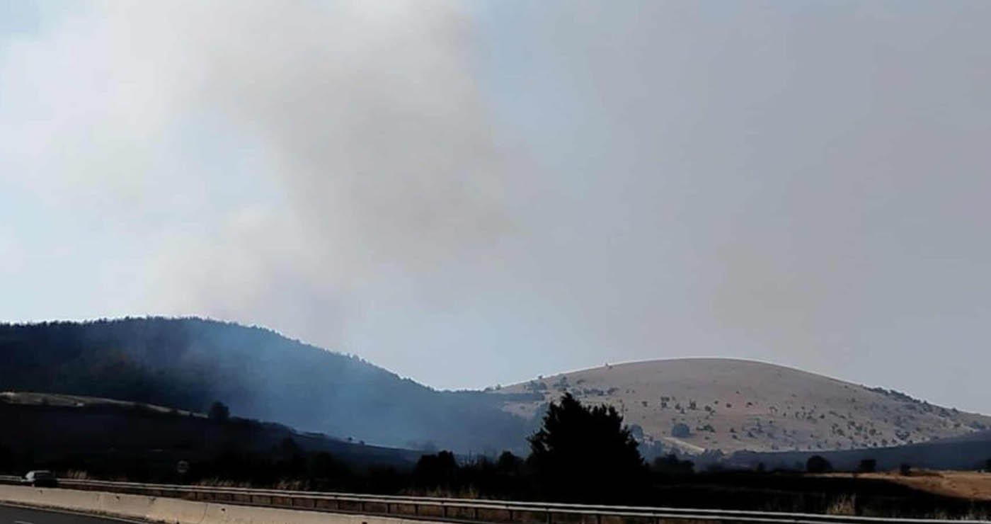 Μαίνεται η φωτιά λίγο έξω από την Πτολεμαΐδα μεταξύ Ποντοκώμης και Ασβεστόπετρας