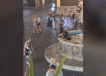 Βίντεο ντροπής στη Ρόδο: Νεαρός σπρώχνει και ρίχνει στο συντριβάνι άστεγο