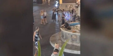 Βίντεο ντροπής στη Ρόδο: Νεαρός σπρώχνει και ρίχνει στο συντριβάνι άστεγο