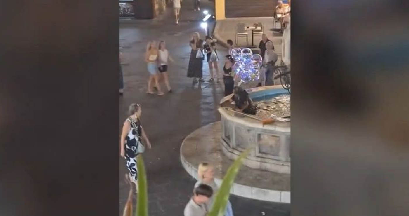 Βίντεο ντροπής στη Ρόδο: Νεαρός σπρώχνει και ρίχνει στο συντριβάνι άστεγο