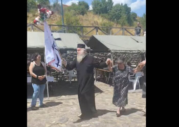 Viral ο Πατέρας Λεωνίδας, χορεύει στη γιορτή κτηνοτροφίας στον Γράμμο (Βίντεο)