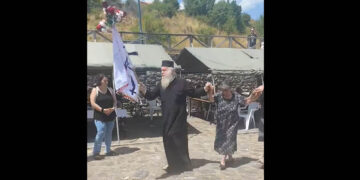 Viral ο Πατέρας Λεωνίδας, χορεύει στη γιορτή κτηνοτροφίας στον Γράμμο (Βίντεο)