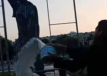 Απίστευτο περιστατικό στη Θεσσαλονίκη: Ρασοφόρος έφτυσε και πέταξε μπογιές στο γλυπτό “Γυναίκα σε λεωφορείο” στην Αριστοτέλους (φωτο)