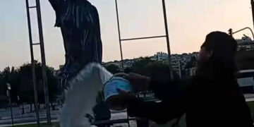 Απίστευτο περιστατικό στη Θεσσαλονίκη: Ρασοφόρος έφτυσε και πέταξε μπογιές στο γλυπτό “Γυναίκα σε λεωφορείο” στην Αριστοτέλους (φωτο)