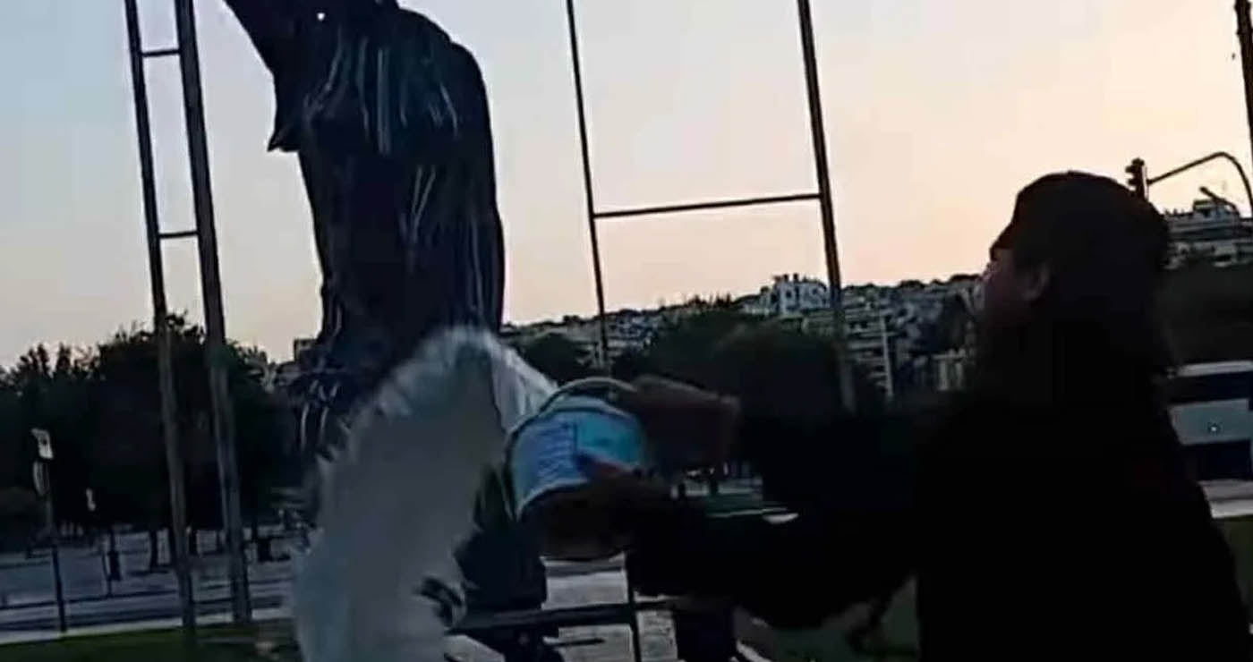 Απίστευτο περιστατικό στη Θεσσαλονίκη: Ρασοφόρος έφτυσε και πέταξε μπογιές στο γλυπτό “Γυναίκα σε λεωφορείο” στην Αριστοτέλους (φωτο)