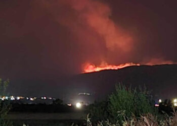Πως φαίνεται η φωτιά από την Νότια είσοδο της Πτολεμαΐδας (γραμμές ΟΣΕ προς Ανατολικο)