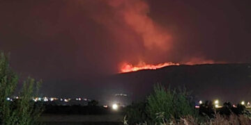 Πως φαίνεται η φωτιά από την Νότια είσοδο της Πτολεμαΐδας (γραμμές ΟΣΕ προς Ανατολικο)