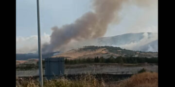 Συνεχίζεται η φωτιά που ξεκίνησε πλαγίως του δρόμου Πτολεμαΐδας-Κοζάνης – Βίντεο από το σημείο