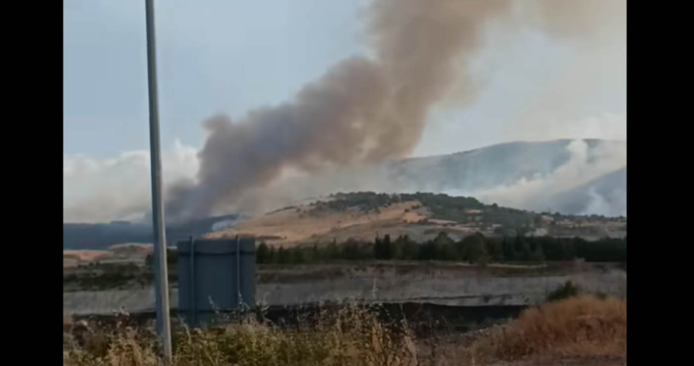 Συνεχίζεται η φωτιά που ξεκίνησε πλαγίως του δρόμου Πτολεμαΐδας-Κοζάνης – Βίντεο από το σημείο
