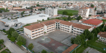 Νεαρός έβαψε με σπρέι τους τοίχους του 2ου ΓΕΛ Πτολεμαΐδας – Το σχολείο τον καλεί να εμφανιστεί