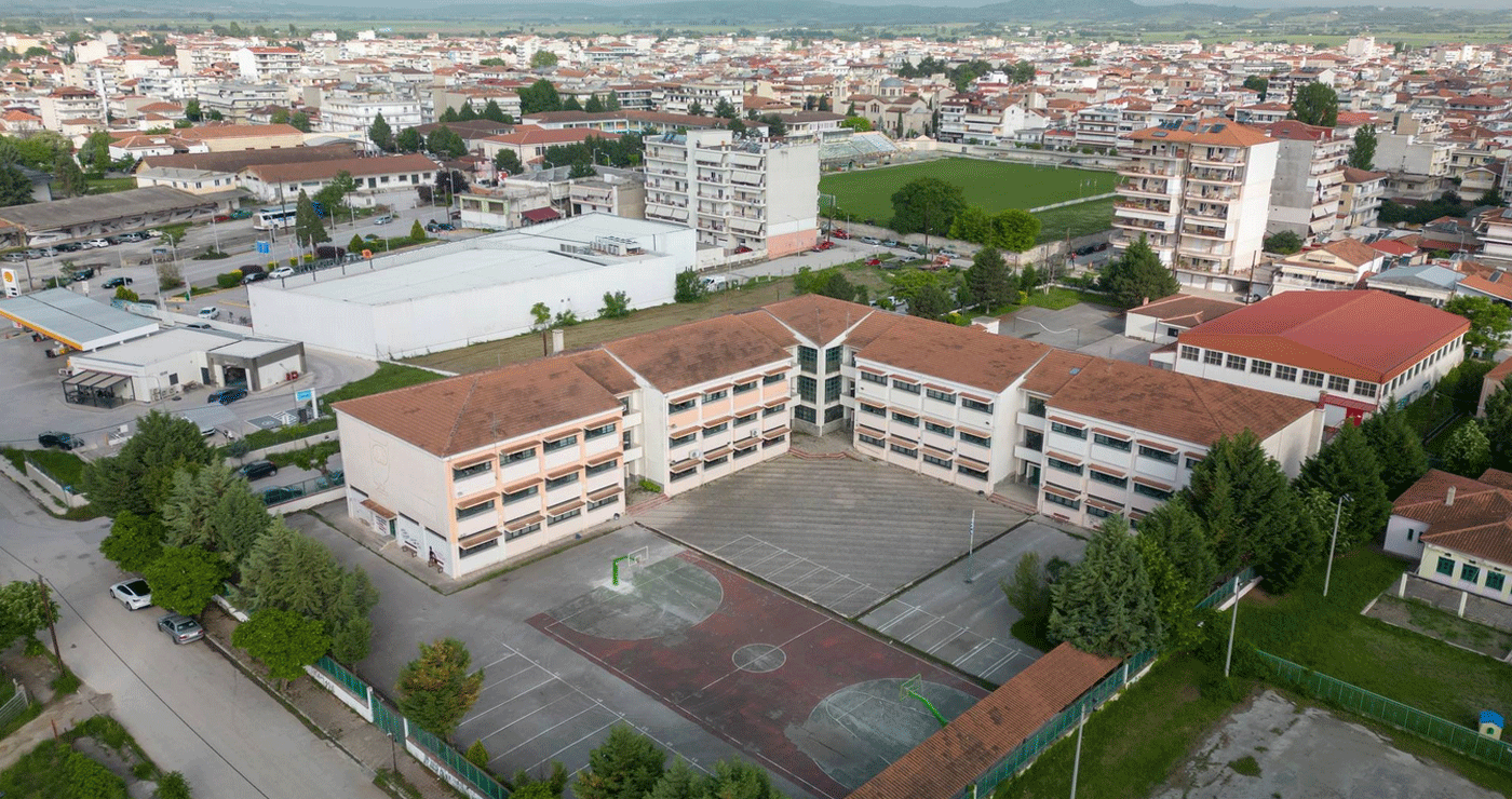 Νεαρός έβαψε με σπρέι τους τοίχους του 2ου ΓΕΛ Πτολεμαΐδας – Το σχολείο τον καλεί να εμφανιστεί