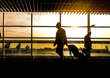 Απίστευτο και όμως ελληνικό: Επέστρεψε στην Ελλάδα και του λένε ότι το παιδί του δεν είναι δικό του