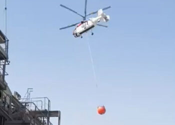 Εντυπωσιακές εικόνες από τον ανεφοδιασμό νερού ελικοπτέρων πυρόσβεσης από τεχνητή λίμνη στο Ορυχείο του Νοτίου Πεδίου