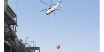 Εντυπωσιακές εικόνες από τον ανεφοδιασμό νερού ελικοπτέρων πυρόσβεσης από τεχνητή λίμνη στο Ορυχείο του Νοτίου Πεδίου