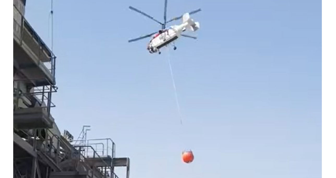 Εντυπωσιακές εικόνες από τον ανεφοδιασμό νερού ελικοπτέρων πυρόσβεσης από τεχνητή λίμνη στο Ορυχείο του Νοτίου Πεδίου