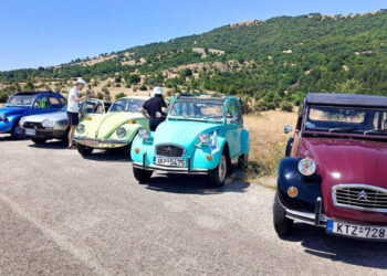 Εντυπωσιακή η 3η Έκθεση Ιστορικών Οχημάτων Καστοριάς – Δείτε φωτογραφίες