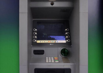 Τράπεζες – ΑΤΜ: Ποιες χρεώσεις μηδενίζονται, ποιες μειώνονται σε 1,5 ευρώ -Το πλαφόν και οι αντιδράσεις