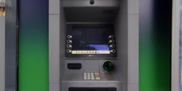 Τράπεζες – ΑΤΜ: Ποιες χρεώσεις μηδενίζονται, ποιες μειώνονται σε 1,5 ευρώ -Το πλαφόν και οι αντιδράσεις