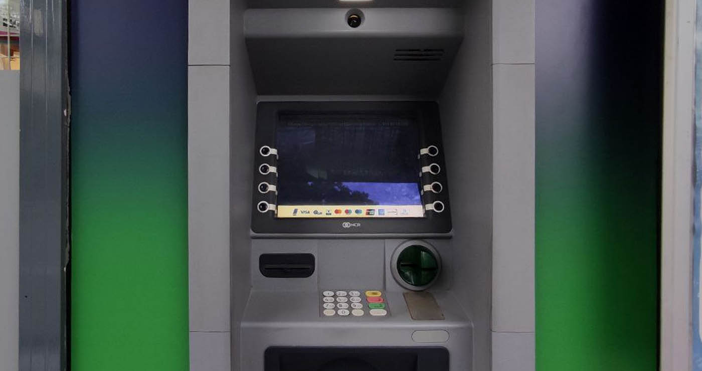 Τράπεζες – ΑΤΜ: Ποιες χρεώσεις μηδενίζονται, ποιες μειώνονται σε 1,5 ευρώ -Το πλαφόν και οι αντιδράσεις