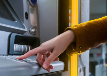 Η ΕΕΚΕ “θύμωσε” με την Πειραιώς: ATM «κόβουν» έως 2,10€
