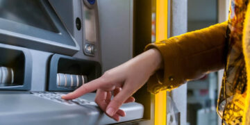 Η ΕΕΚΕ “θύμωσε” με την Πειραιώς: ATM «κόβουν» έως 2,10€