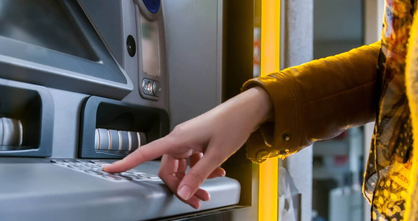 Η ΕΕΚΕ “θύμωσε” με την Πειραιώς: ATM «κόβουν» έως 2,10€