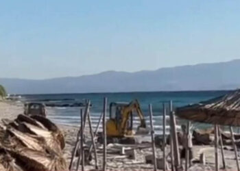 Χαλκιδική: Είχε τοποθετήσει παράνομα 693 ξαπλώστρες (Βίντεο)