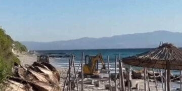 Χαλκιδική: Είχε τοποθετήσει παράνομα 693 ξαπλώστρες (Βίντεο)