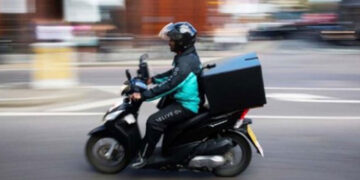 Σαρωτικοί οι έλεγχοι για την εφαρμογή της νομοθεσίας για τους ντελιβεράδες