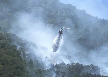 Υποχωρεί το μέτωπο της φωτιάς στο Δρέπανο – Περιορίστηκε από τις συνεχείς ρίψεις νερού του ελικοπτέρου (VIDEO)